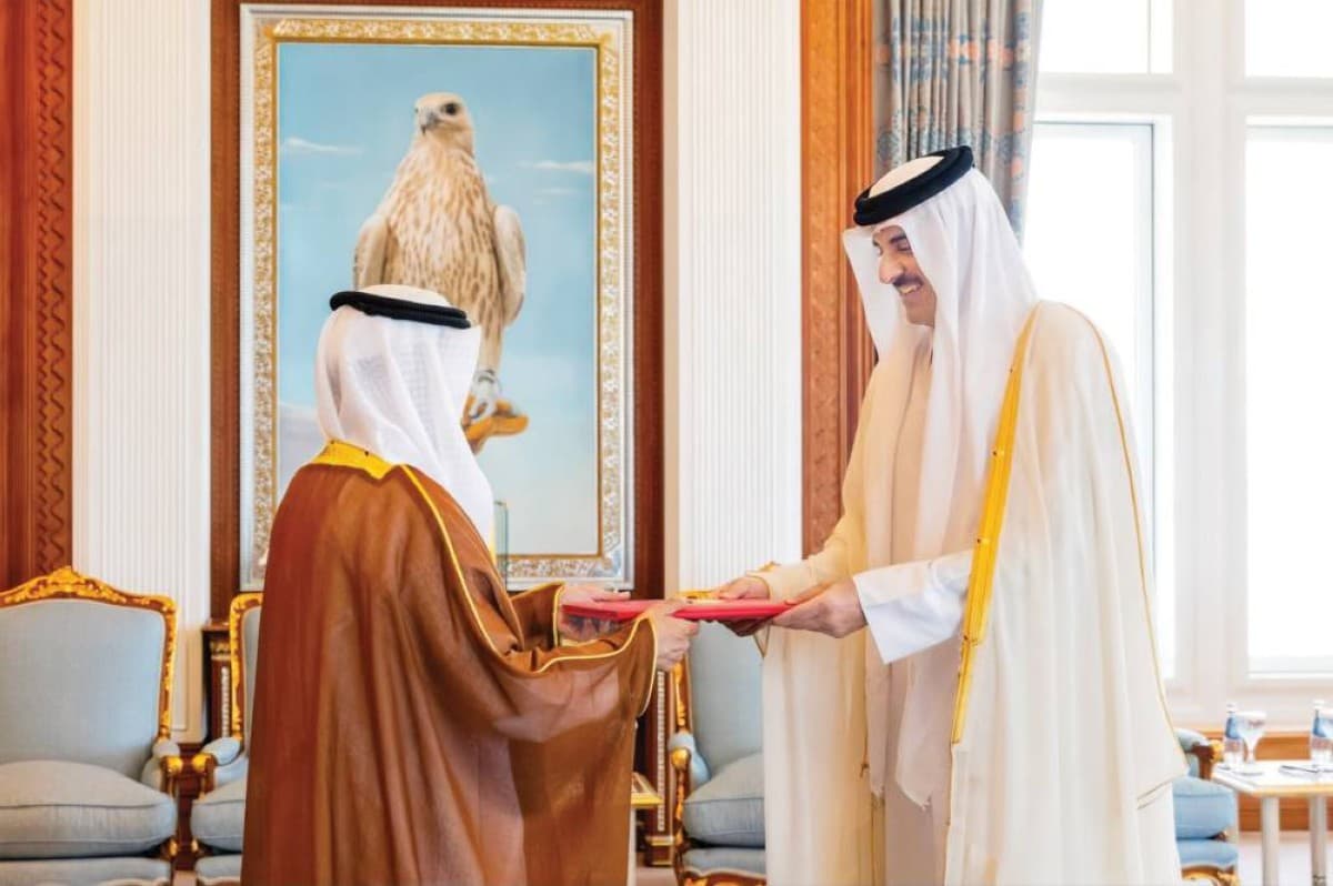 أمير قطر يتسلم أوراق اعتماد سفير الإمارات