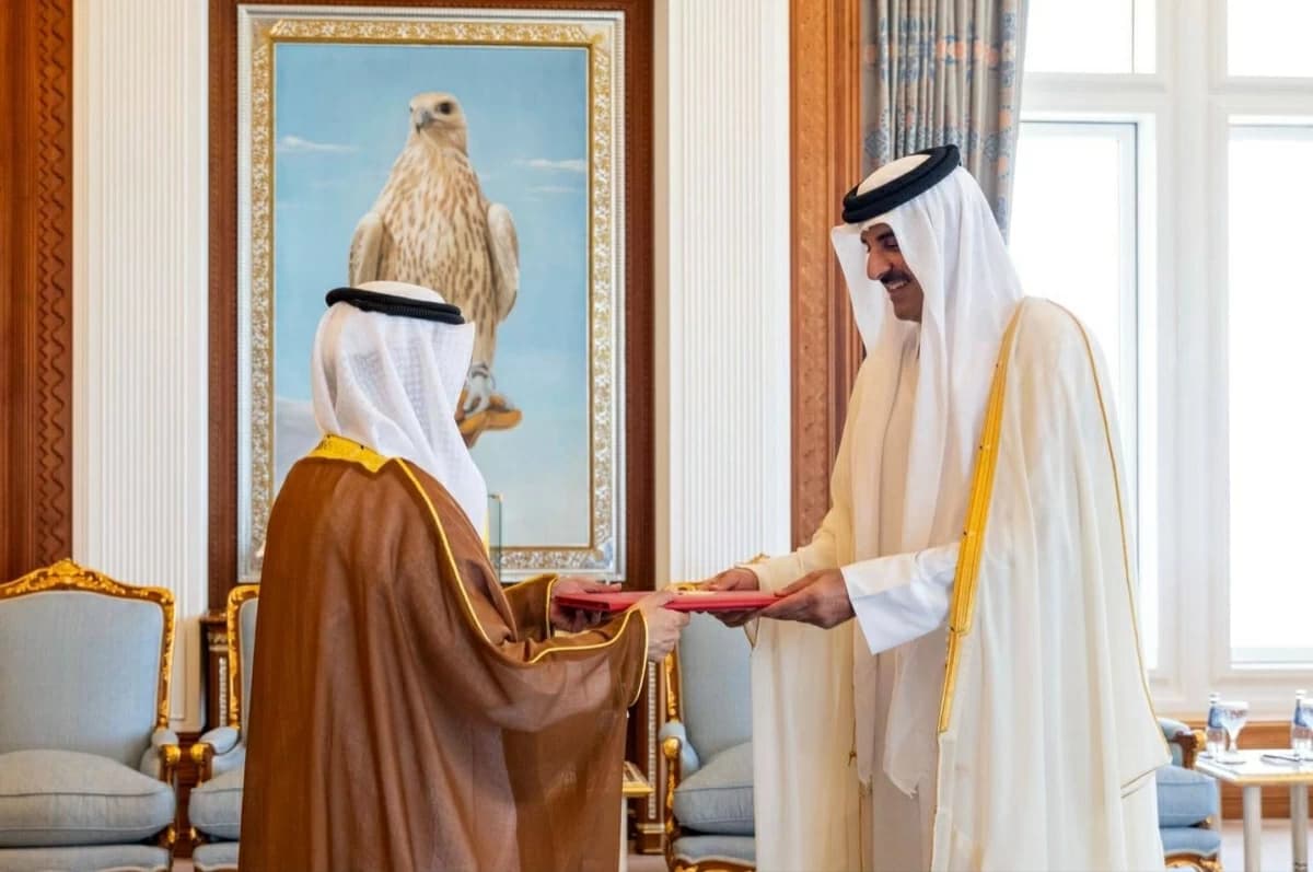 سفير الإمارات يقدم أوراق اعتماده إلى أمير قطر